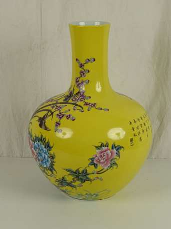 CHINE Vase de forme TIANQUPING en porcelaine jaune
