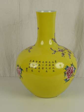 CHINE Vase de forme TIANQUPING en porcelaine jaune