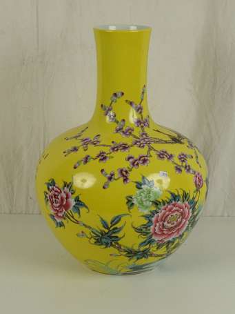 CHINE Vase de forme TIANQUPING en porcelaine jaune