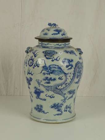 CHINE Vase couvert blanc bleu Début XXème H. 46 cm