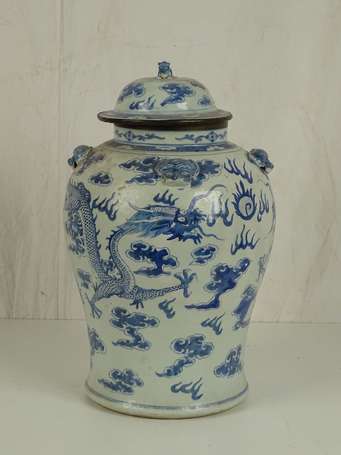 CHINE Vase couvert blanc bleu Début XXème H. 46 cm