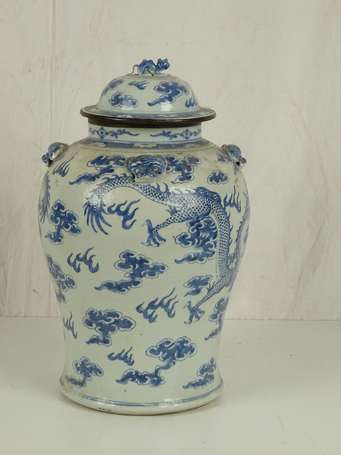 CHINE Vase couvert blanc bleu Début XXème H. 46 cm