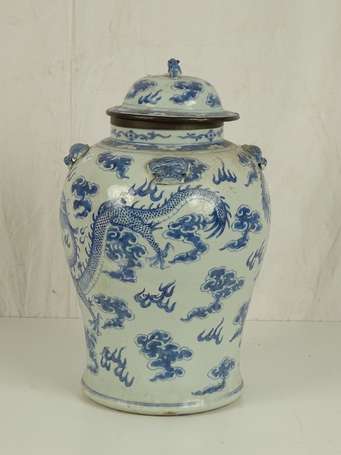 CHINE Vase couvert blanc bleu Début XXème H. 46 cm