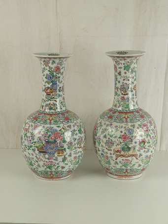 CHINE Paire de vases à décor de fleurs et symboles