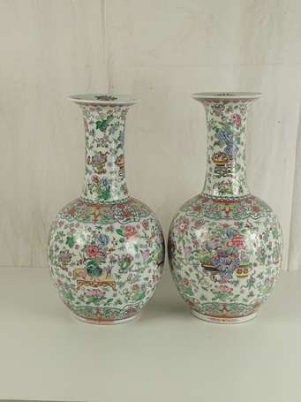 CHINE Paire de vases à décor de fleurs et symboles