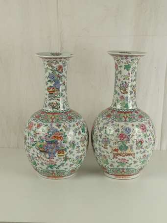 CHINE Paire de vases à décor de fleurs et symboles