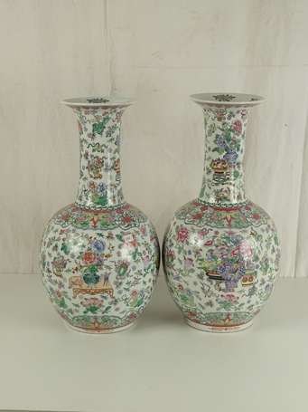 CHINE Paire de vases à décor de fleurs et symboles