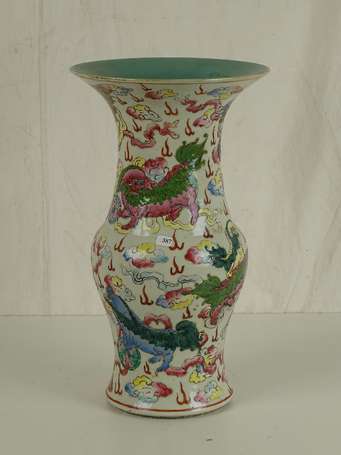 CHINE QING vase à décors de Chimères et flammes 