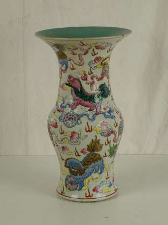 CHINE QING vase à décors de Chimères et flammes 