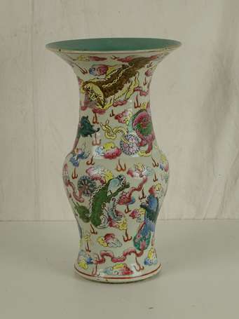CHINE QING vase à décors de Chimères et flammes 