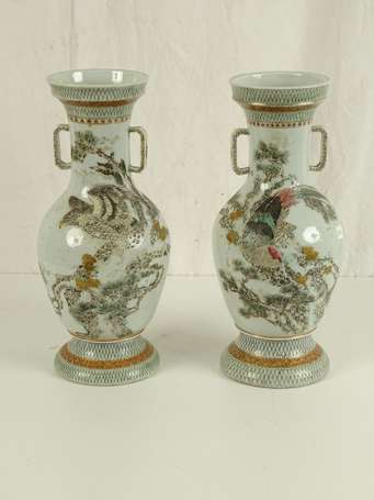 JAPON Paire de vases à décor d'oiseaux H. 40 cm