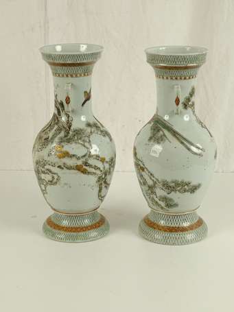 JAPON Paire de vases à décor d'oiseaux H. 40 cm