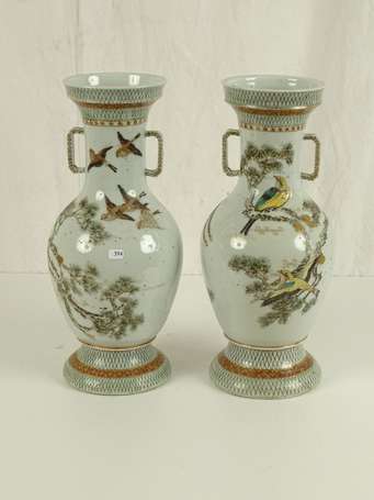 JAPON Paire de vases à décor d'oiseaux H. 40 cm