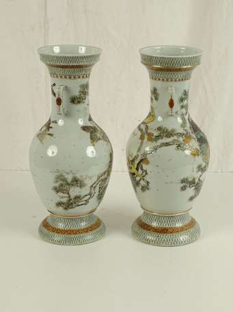 JAPON Paire de vases à décor d'oiseaux H. 40 cm