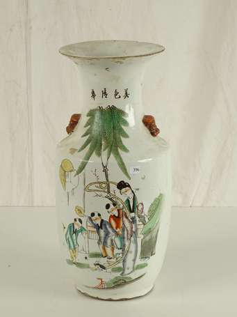 CHINE Vase en porcelaine à décor de personnages H.