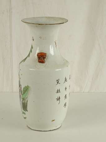 CHINE Vase en porcelaine à décor de personnages H.