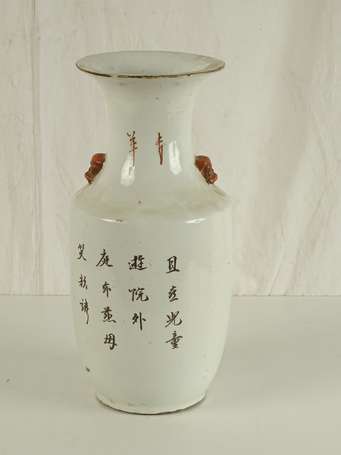 CHINE Vase en porcelaine à décor de personnages H.