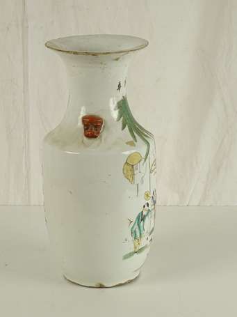 CHINE Vase en porcelaine à décor de personnages H.