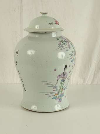 CHINE  Vase à décors de femmes et fleurs XXème H. 