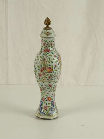 CHINE QING Vase en porcelaine prise à décor de 