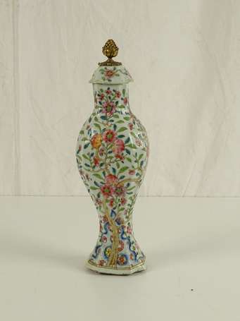 CHINE QING Vase en porcelaine prise à décor de 