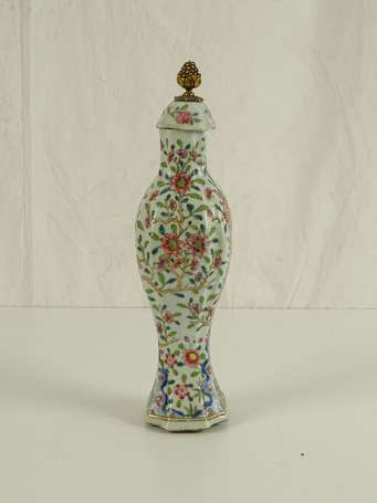 CHINE QING Vase en porcelaine prise à décor de 