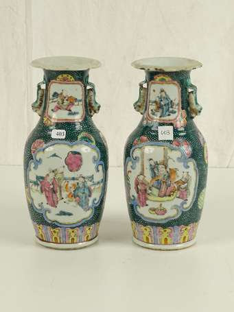 CHINE QING Paire de vases  à décor en cartouche de