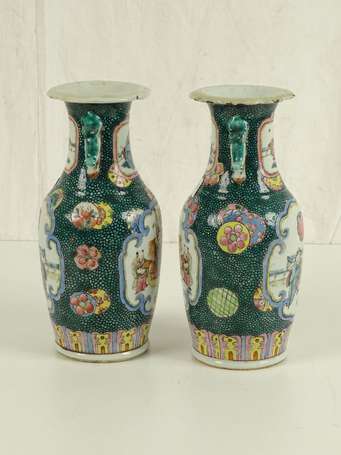 CHINE QING Paire de vases  à décor en cartouche de