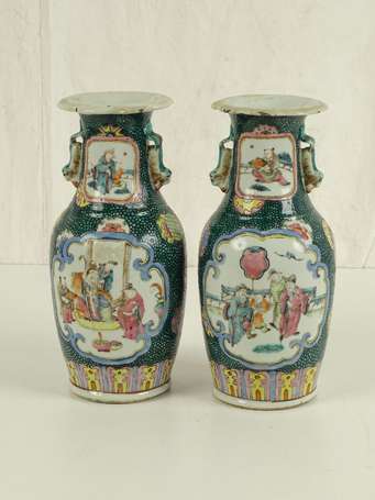 CHINE QING Paire de vases  à décor en cartouche de