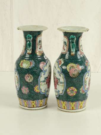 CHINE QING Paire de vases  à décor en cartouche de