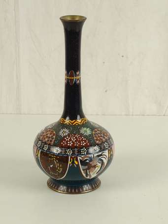 JAPON Vase cloisonné à décor de dragons H. 32 cm 