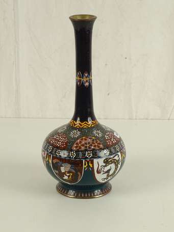 JAPON Vase cloisonné à décor de dragons H. 32 cm 