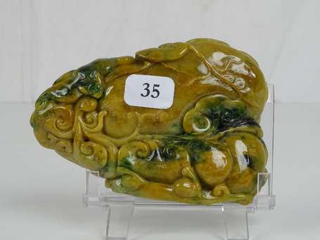 CHINE Néphrite de couleur jaune et vert orné de 