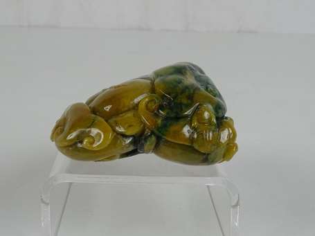 CHINE Néphrite de couleur jaune et vert orné de 