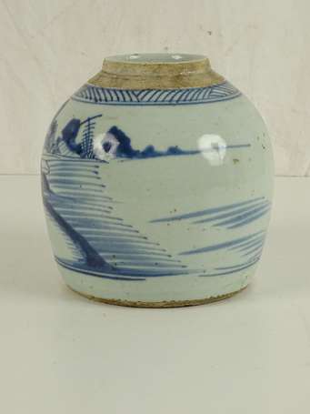 CHINE QING Pot à gingembre bleu et blanc H. 17 cm 