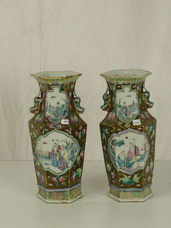 CHINE QING Paire de vases en porcelaine à fond 