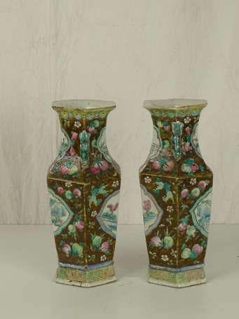 CHINE QING Paire de vases en porcelaine à fond 