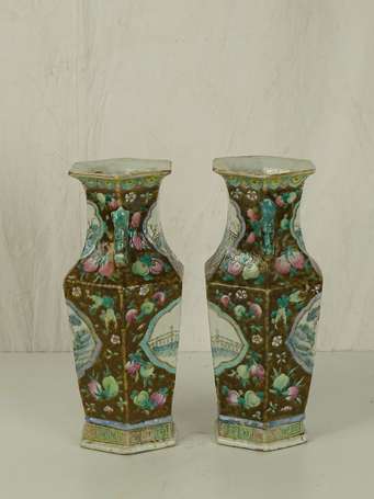 CHINE QING Paire de vases en porcelaine à fond 