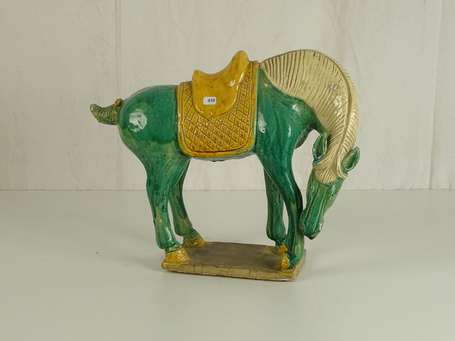 CHINE Cheval en porcelaine vert et jaune L. 39 cm 