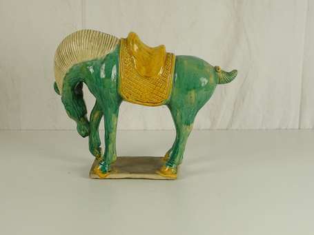 CHINE Cheval en porcelaine vert et jaune L. 39 cm 