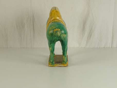 CHINE Cheval en porcelaine vert et jaune L. 39 cm 