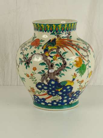 JAPON Grand vase en porcelaine à décor de 