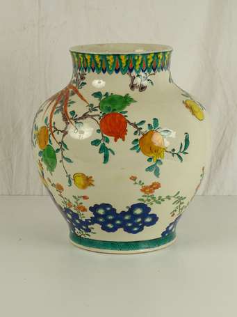 JAPON Grand vase en porcelaine à décor de 