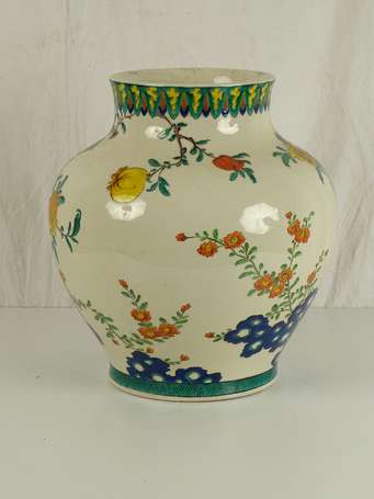 JAPON Grand vase en porcelaine à décor de 