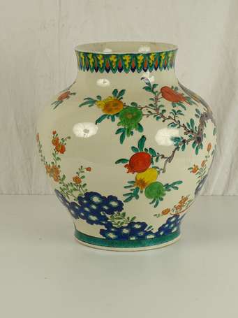 JAPON Grand vase en porcelaine à décor de 