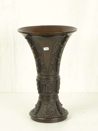 JAPON Vase en bronze de forme GU XIX éme socle en 