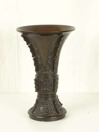 JAPON Vase en bronze de forme GU XIX éme socle en 
