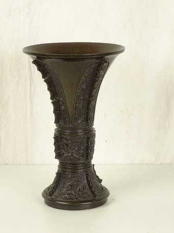 JAPON Vase en bronze de forme GU XIX éme socle en 