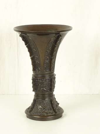 JAPON Vase en bronze de forme GU XIX éme socle en 