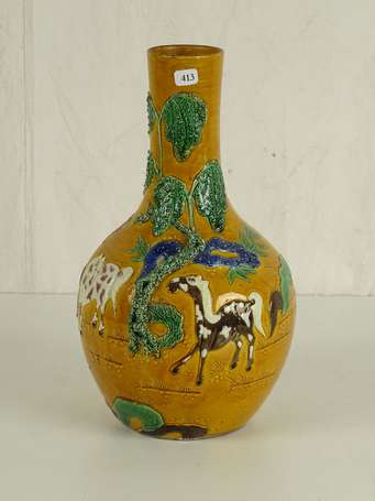 CHINE Vase bouteille à décor de chevaux dans la 